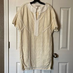Crème white dress with hidden pockets and box shoulders. Fits small